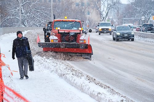 MIKE DEAL / WINNIPEG FREE PRESS
A snow clearing truck makes its way over the Osborne Street Bridge Friday. 
221216 - Friday, December 16, 2022