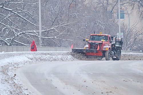 MIKE DEAL / WINNIPEG FREE PRESS
A snow clearing truck makes its way over the Osborne Street Bridge Friday. 
221216 - Friday, December 16, 2022