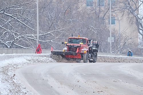 MIKE DEAL / WINNIPEG FREE PRESS
A snow clearing truck makes its way over the Osborne Street Bridge Friday. 
221216 - Friday, December 16, 2022