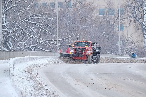 MIKE DEAL / WINNIPEG FREE PRESS
A snow clearing truck makes its way over the Osborne Street Bridge Friday. 
221216 - Friday, December 16, 2022