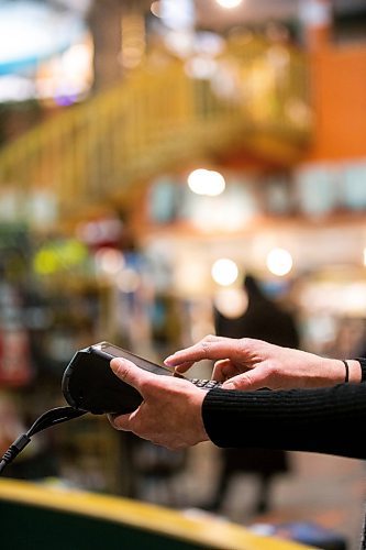 MIKAELA MACKENZIE / WINNIPEG FREE PRESS

An Interac purchase at McNally Robinson Booksellers in Winnipeg on Friday, Dec. 16, 2022. For &#x2014; story.
Winnipeg Free Press 2022.