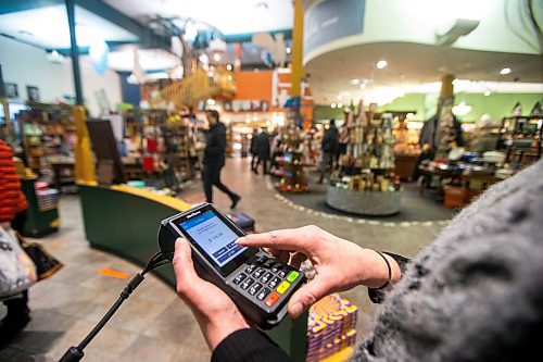 MIKAELA MACKENZIE / WINNIPEG FREE PRESS

An Interac purchase at McNally Robinson Booksellers in Winnipeg on Friday, Dec. 16, 2022. For &#x2014; story.
Winnipeg Free Press 2022.