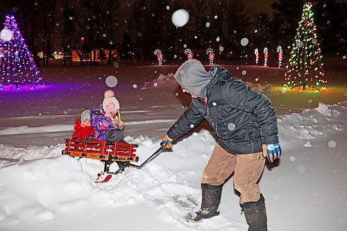 16122022
Ashton and Tayleah Troop are pulled through the snow on a sled by their dad Dustin Troop while out for a family walk at the Brandon Skating Oval along with their mom Crystal Donley on a snowy Friday evening. (Tim Smith/The Brandon Sun)