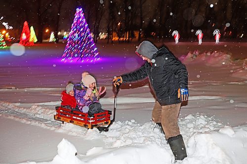 16122022
Ashton and Tayleah Troop are pulled through the snow on a sled by their dad Dustin Troop while out for a family walk at the Brandon Skating Oval along with their mom Crystal Donley on a snowy Friday evening. (Tim Smith/The Brandon Sun)