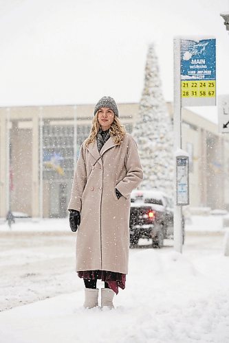 RUTH BONNEVILLE / WINNIPEG FREE PRESS 

Local - bus schedules - Erin Riediger

Erin Riediger stands at a bus stop on Market Ave. near Main Street for story on bus delays.

Story: Bus schedules aren&#x574; matching up to actual buses due to labour shortages


Malak Abas
Reporter | Winnipeg Free Press

Dec 14th,  2022
