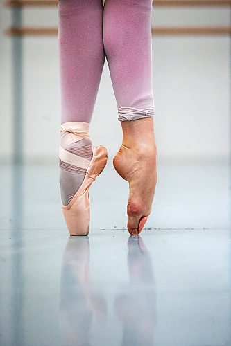 MIKAELA MACKENZIE / WINNIPEG FREE PRESS

Jenna Burns poses for a photo with one foot in a pointe shoe and one bare foot at the Royal Winnipeg Ballet in Winnipeg on Friday, Nov. 18, 2022. For Jen story.
Winnipeg Free Press 2022.