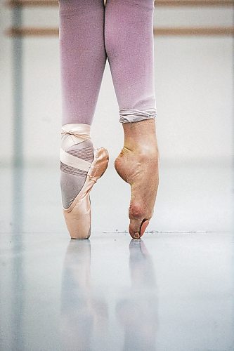 MIKAELA MACKENZIE / WINNIPEG FREE PRESS

Jenna Burns poses for a photo with one foot in a pointe shoe and one bare foot at the Royal Winnipeg Ballet in Winnipeg on Friday, Nov. 18, 2022. For Jen story.
Winnipeg Free Press 2022.