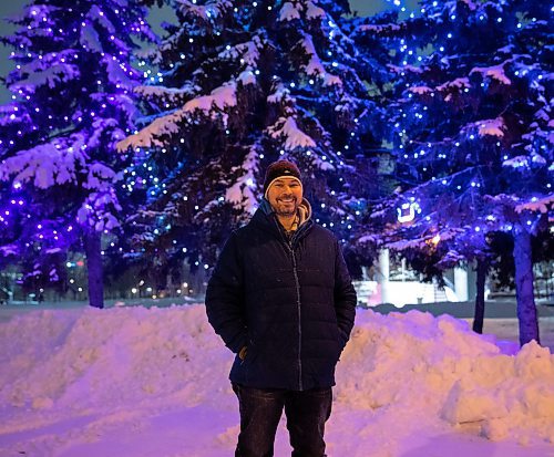 JESSICA LEE / WINNIPEG FREE PRESS

Dave Lyons poses with trees decorated with lights at The Forks on December 19, 2022.

Reporter: Dave Sanderson
