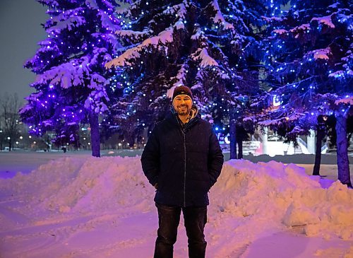 JESSICA LEE / WINNIPEG FREE PRESS

Dave Lyons poses with trees decorated with lights at The Forks on December 19, 2022.

Reporter: Dave Sanderson