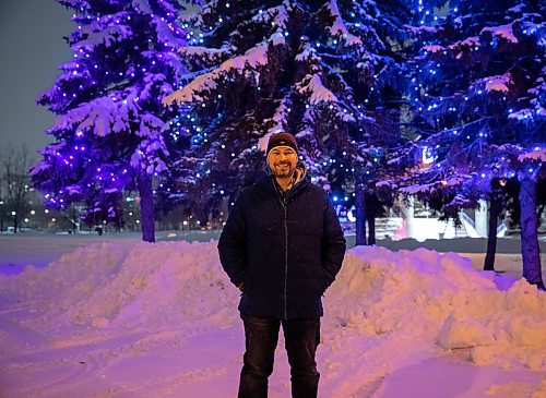 JESSICA LEE / WINNIPEG FREE PRESS
Dave Lyons poses with trees decorated with lights at The Forks on December 19, 2022.
Reporter: Dave Sanderson