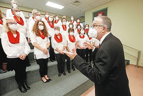 JOHN WOODS / WINNIPEG FREE PRESS
Bill Quinn directs the Winnipeg Nurses Choir during rehearsal in Balmoral Hall School Monday, November 21, 2022.  

Re: Kitching