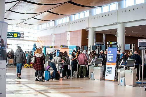 MIKAELA MACKENZIE / WINNIPEG FREE PRESS

Crowds at the departures area in the airport after flight cancellations in Winnipeg on Tuesday, Dec. 20, 2022.  For Kevin Rollason story.
Winnipeg Free Press 2022.