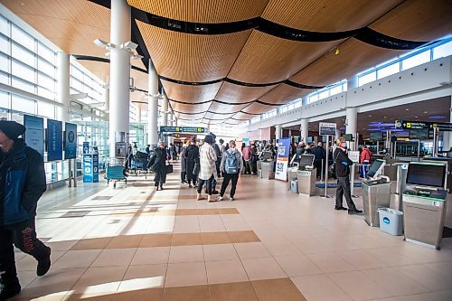 MIKAELA MACKENZIE / WINNIPEG FREE PRESS

Crowds at the departures area in the airport after flight cancellations in Winnipeg on Tuesday, Dec. 20, 2022.  For Kevin Rollason story.
Winnipeg Free Press 2022.