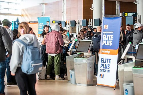 MIKAELA MACKENZIE / WINNIPEG FREE PRESS

Crowds at the departures area in the airport after flight cancellations in Winnipeg on Tuesday, Dec. 20, 2022.  For Kevin Rollason story.
Winnipeg Free Press 2022.