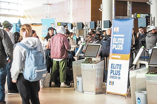 MIKAELA MACKENZIE / WINNIPEG FREE PRESS

Crowds at the departures area in the airport after flight cancellations in Winnipeg on Tuesday, Dec. 20, 2022.  For Kevin Rollason story.
Winnipeg Free Press 2022.