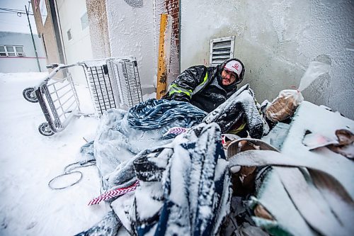 MIKAELA MACKENZIE / WINNIPEG FREE PRESS

Daniel Lamirante huddles by a warm air vent outside of Siloam Mission on a very cold day in Winnipeg on Wednesday, Dec. 21, 2022. For Tyler story.
Winnipeg Free Press 2022.