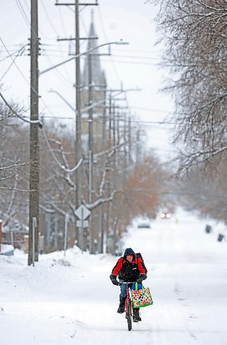A cyclist makes their way along Lorne Avenue East in Brandon on a snowy and cold Wednesday. (Tim Smith/The Brandon Sun)