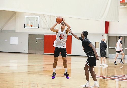 JESSICA LEE / WINNIPEG FREE PRESS

University of Winnipeg Men&#x2019;s Basketball player Alberto Gordo (in white) is photographed during practice at U of W on December 21, 2022.

Reporter: Tayor Allen