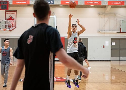 JESSICA LEE / WINNIPEG FREE PRESS

University of Winnipeg Men&#x2019;s Basketball player Alberto Gordo (in white) is photographed during practice at U of W on December 21, 2022.

Reporter: Tayor Allen