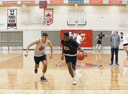 JESSICA LEE / WINNIPEG FREE PRESS

University of Winnipeg Men&#x2019;s Basketball player Alberto Gordo (in white) is photographed during practice at U of W on December 21, 2022.

Reporter: Tayor Allen