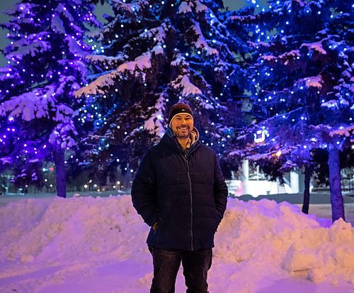 JESSICA LEE / WINNIPEG FREE PRESS
Dave Lyons poses with trees decorated with lights at The Forks on December 19, 2022.
Reporter: Dave Sanderson