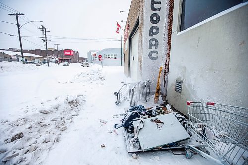 MIKAELA MACKENZIE / WINNIPEG FREE PRESS

A warm air vent, where Daniel Lamirante&#x573; possessions are left as he stretches his legs, outside of Siloam Mission on a very cold day in Winnipeg on Wednesday, Dec. 21, 2022. For Tyler story.
Winnipeg Free Press 2022.