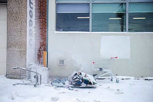 MIKAELA MACKENZIE / WINNIPEG FREE PRESS

A warm air vent, where Daniel Lamirante&#x573; possessions are left as he stretches his legs, outside of Siloam Mission on a very cold day in Winnipeg on Wednesday, Dec. 21, 2022. For Tyler story.
Winnipeg Free Press 2022.