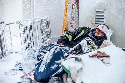 MIKAELA MACKENZIE / WINNIPEG FREE PRESS

Daniel Lamirante huddles by a warm air vent outside of Siloam Mission on a very cold day in Winnipeg on Wednesday, Dec. 21, 2022. For Tyler story.
Winnipeg Free Press 2022.