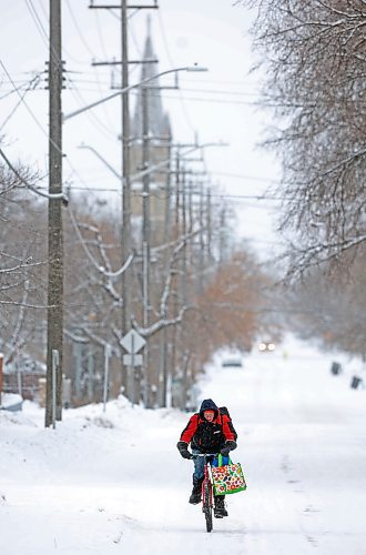 21122022
A cyclist makes their way along Lorne Avenue East in Brandon on a snowy and cold Wednesday.  (Tim Smith/The Brandon Sun)