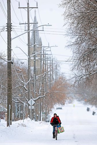 21122022
A cyclist makes their way along Lorne Avenue East in Brandon on a snowy and cold Wednesday.  (Tim Smith/The Brandon Sun)