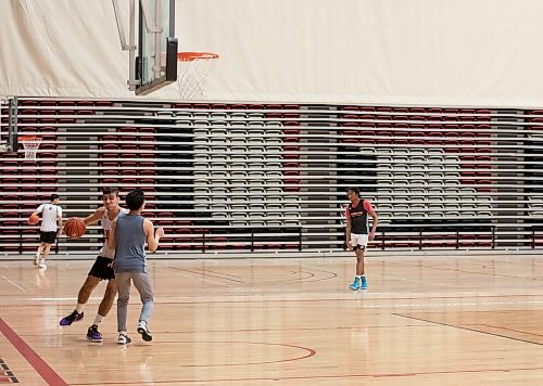 JESSICA LEE / WINNIPEG FREE PRESS

University of Winnipeg Men&#x2019;s Basketball player Alberto Gordo (in white) is photographed during practice at U of W on December 21, 2022.

Reporter: Tayor Allen