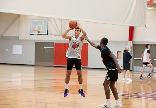 JESSICA LEE / WINNIPEG FREE PRESS

University of Winnipeg Men&#x2019;s Basketball player Alberto Gordo (in white) is photographed during practice at U of W on December 21, 2022.

Reporter: Tayor Allen