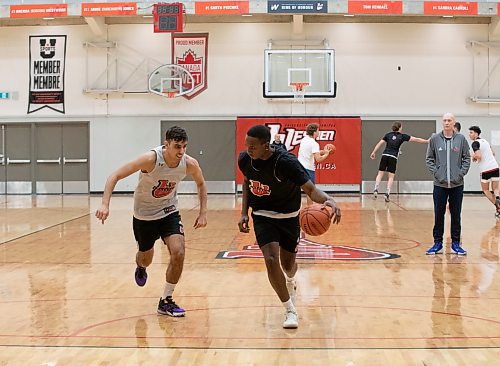 JESSICA LEE / WINNIPEG FREE PRESS

University of Winnipeg Men&#x2019;s Basketball player Alberto Gordo (in white) is photographed during practice at U of W on December 21, 2022.

Reporter: Tayor Allen