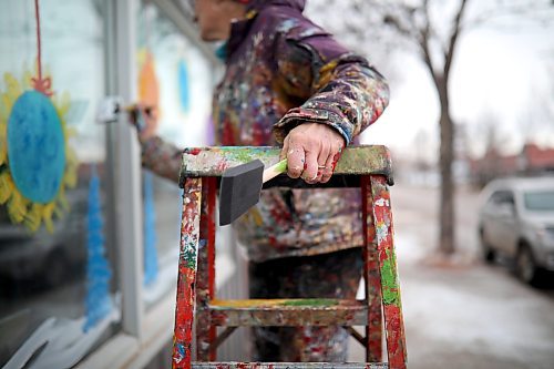 Brandon Sun 01122017

Local artist Anne Boychuk paints a Christmas holidays theme on the front windows of a business on Rosser Avenue on Friday afternoon. (Tim Smith/The Brandon Sun)