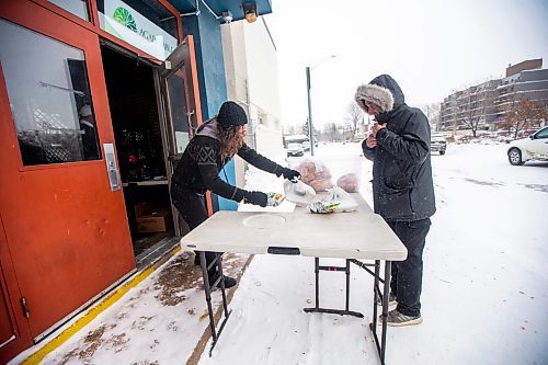 MIKAELA MACKENZIE / WINNIPEG FREE PRESS

Volunteer Curtis McLarty hands out a hot Christmas lunch to Todd Bilkoski at Agape Table in Winnipeg on Thursday, Dec. 22, 2022.  Standup.
Winnipeg Free Press 2022.