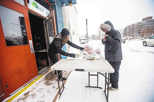 MIKAELA MACKENZIE / WINNIPEG FREE PRESS

Volunteer Curtis McLarty hands out a hot Christmas lunch to Todd Bilkoski at Agape Table in Winnipeg on Thursday, Dec. 22, 2022.  Standup.
Winnipeg Free Press 2022.