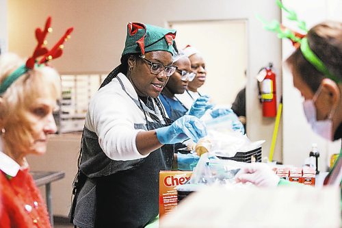 MIKAELA MACKENZIE / WINNIPEG FREE PRESS

Voke Ewhrudjakpor packages up Christmas lunches at Agape Table in Winnipeg on Thursday, Dec. 22, 2022.  Standup.
Winnipeg Free Press 2022.