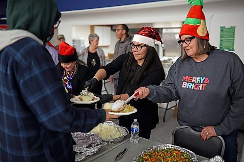 Sioux Valley Dakota Nation Chief Jennifer Bone and Tricia Hayward, director of intergovernmental relations and the implementation department, serve dinner alongside other council members and directors during the Christmas dinner at the SVDN Veterans Hall on Thursday evening. (Tim Smith/The Brandon Sun)