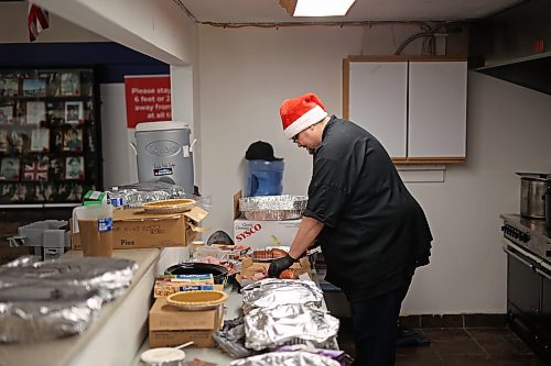 Andreas Eckloff slices ham for the annual Christmas dinner at the Sioux Valley Dakota Nation Veterans Hall on Thursday evening. (Tim Smith/The Brandon Sun)
