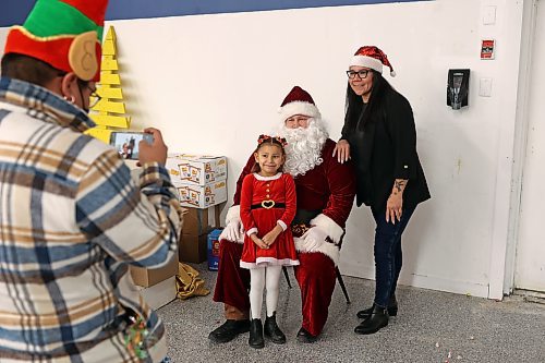 Sioux Valley Dakota Nation Chief Jennifer Bone and her granddaughter Jenessa Meeches, 7, have their photo taken with Santa Claus during the Christmas Dinner at the SVDN Veterans Hall on Thursday evening. (Tim Smith/The Brandon Sun)