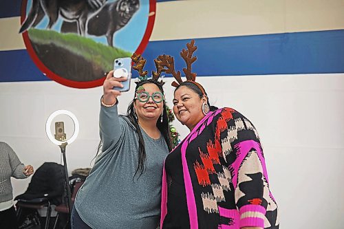 22122022
Sisters Teresa and Kimberley McKay take a selfie wearing festive props during the Christmas Dinner at the SVDN Veterans Hall on Thursday evening. The event included a Christmas dinner, entertainment and a visit by Santa. Sioux Valley also held dinners in Winnipeg and Brandon for members of the First Nation in those cities and will hold a final dinner today for community elders. (Tim Smith/The Brandon Sun)