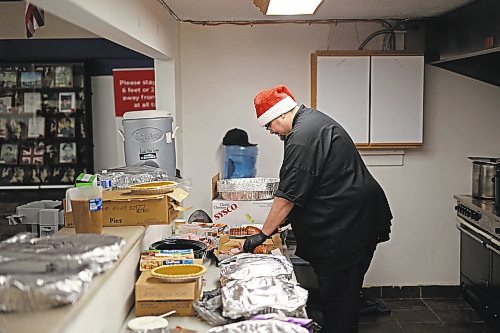 22122022
Andreas Eckloff slices ham for the annual Christmas Dinner at the Sioux Valley Dakota Nation Veterans Hall on Thursday evening. Sioux Valley also held dinners in Winnipeg and Brandon for members of the First Nation in those cities earlier this month and will hold a final dinner today for community elders. This was the first community Christmas Dinner in three years at Sioux Valley as the dinners for 2020 and 2021 were cancelled due to the COVID-19 pandemic.  (Tim Smith/The Brandon Sun)