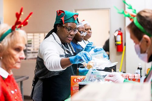 MIKAELA MACKENZIE / WINNIPEG FREE PRESS

Voke Ewhrudjakpor packages up Christmas lunches at Agape Table in Winnipeg on Thursday, Dec. 22, 2022.  Standup.
Winnipeg Free Press 2022.