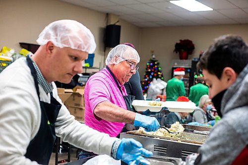 MIKAELA MACKENZIE / WINNIPEG FREE PRESS

PC MLA Dennis Smook packages up hot Christmas lunches at Agape Table in Winnipeg on Thursday, Dec. 22, 2022.  Standup.
Winnipeg Free Press 2022.