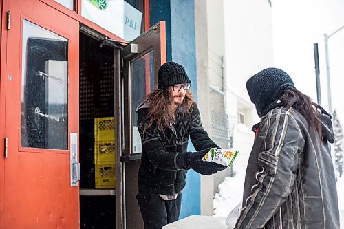 MIKAELA MACKENZIE / WINNIPEG FREE PRESS

Volunteer Curtis McLarty hands out a hot Christmas lunch to Jay Sutherland at Agape Table in Winnipeg on Thursday, Dec. 22, 2022.  Standup.
Winnipeg Free Press 2022.