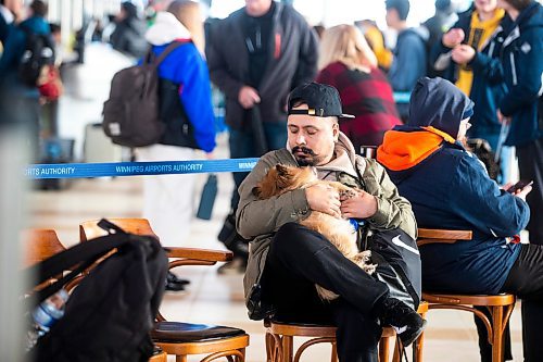 MIKAELA MACKENZIE / WINNIPEG FREE PRESS

Sunny Kalsi and his dog, Toffifee, wait (they were flying to Thunder Bay, but got stuck here and are trying to get back to Edmonton and locate lost luggage, which has many family Christmas presents) at the Winnipeg Richardson International Airport in Winnipeg on Friday, Dec. 23, 2022. For Katie story.
Winnipeg Free Press 2022.