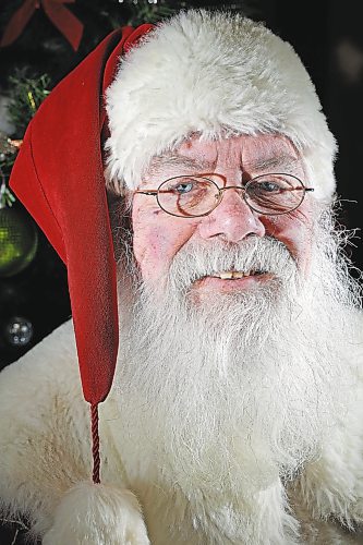 22122022
Klaus Brechmann has been portraying Santa Claus in Brandon for over 40 years. (Tim Smith/The Brandon Sun)