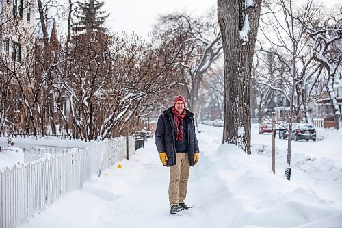 MIKAELA MACKENZIE / WINNIPEG FREE PRESS

Downtown resident Brian Pincott poses for a photo on his street in Winnipeg on Thursday, Dec. 22, 2022. He says that improving active transport infrastructure is key to having more people live in the core. For Malak story.
Winnipeg Free Press 2022.