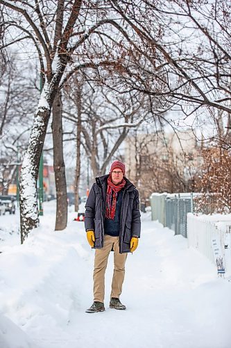 MIKAELA MACKENZIE / WINNIPEG FREE PRESS

Downtown resident Brian Pincott poses for a photo on his street in Winnipeg on Thursday, Dec. 22, 2022. He says that improving active transport infrastructure is key to having more people live in the core. For Malak story.
Winnipeg Free Press 2022.