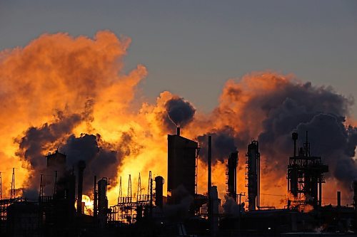 22122022
Morning sunlight filters through the emissions billowing from Koch Fertilizer in Brandon on a bitterly cold Friday morning. (Tim Smith/The Brandon Sun)